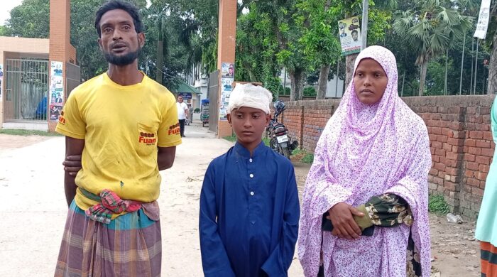 মোবাইল দিয়ে আঘাত করে মাদ্রাসার শিশু শিক্ষার্থীর মাথা ফাটালেন শিক্ষক, থানায় অভিযোগ